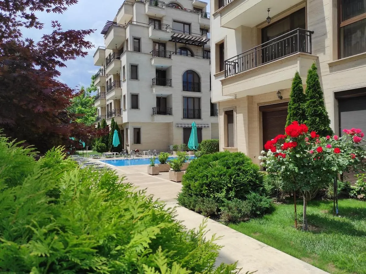 Apartments Amara ساني بيتش
