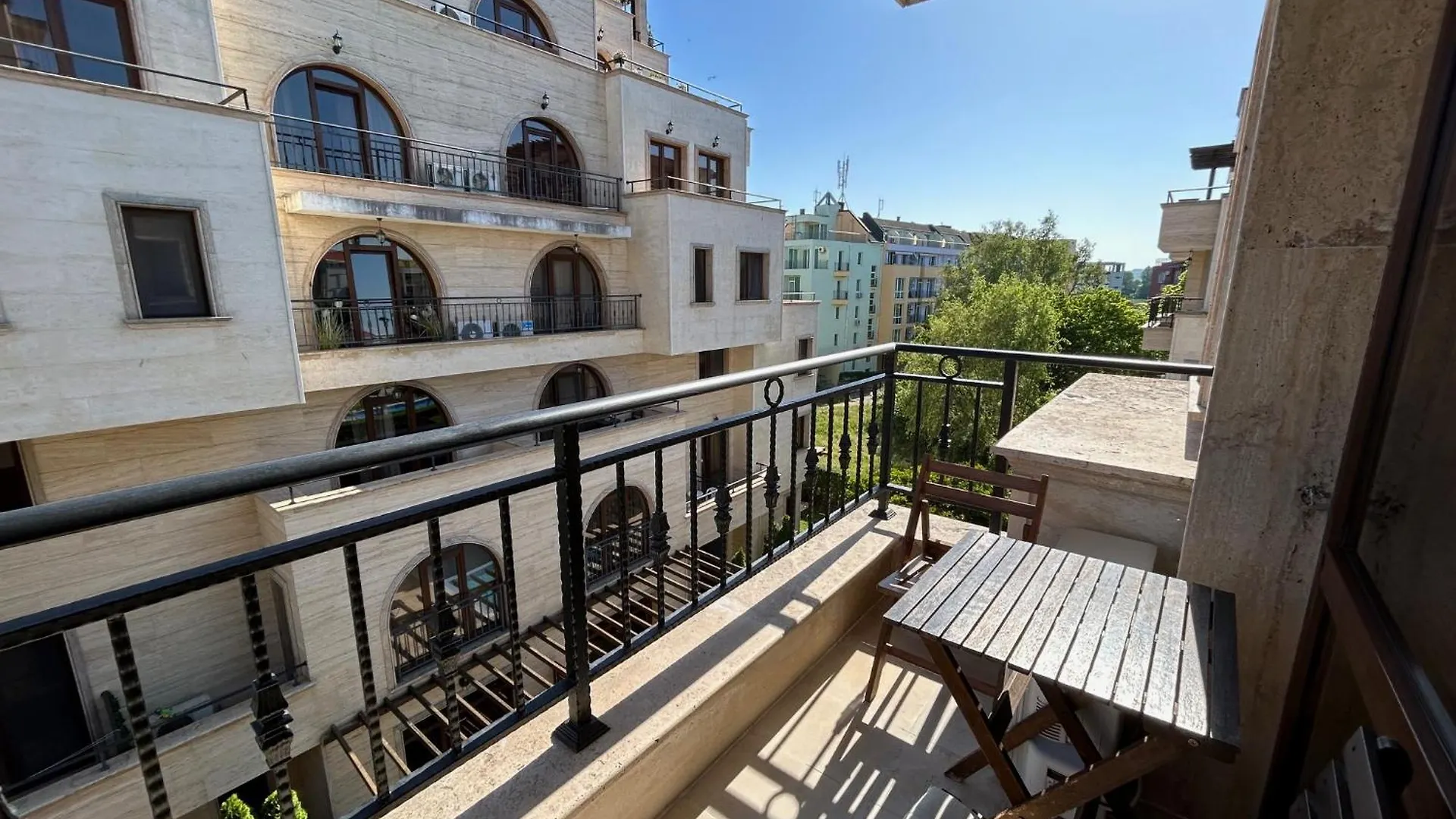 Apartments Amara ساني بيتش